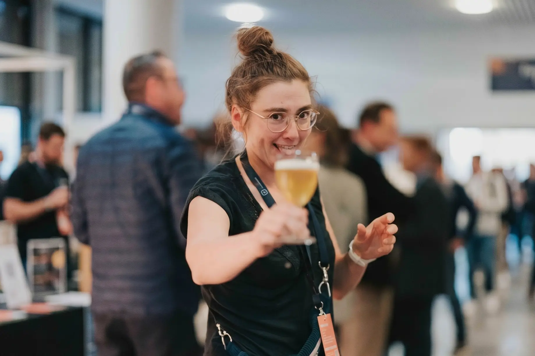 Une zythologue présente un verre de bière lors d’une conférence-dégustation.