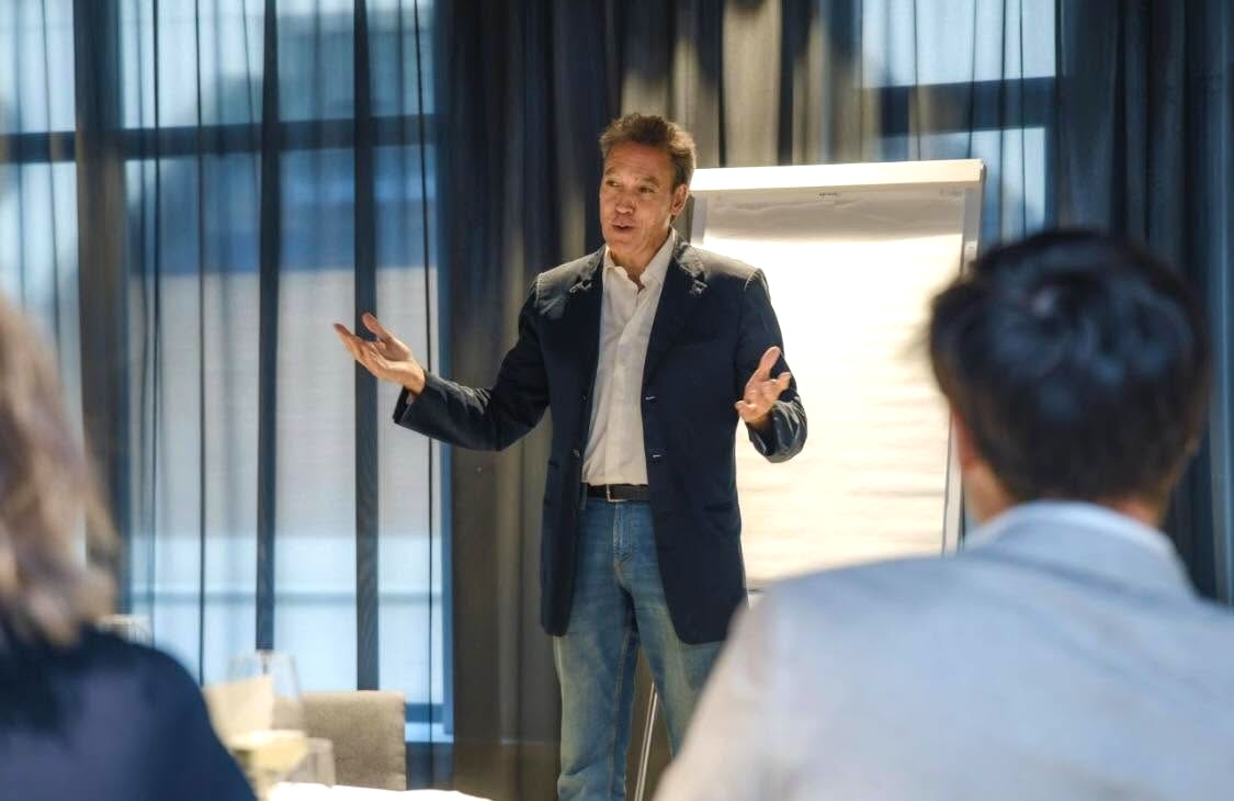 Carlos Vaquera animant un workshop sur la communication non verbale devant un groupe de participants.