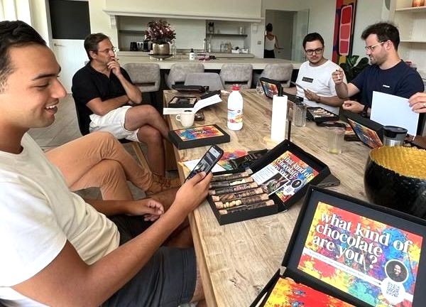 Des participants découvrent leur profil chocolaté autour de coffrets de dégustation et d’un support numérique.