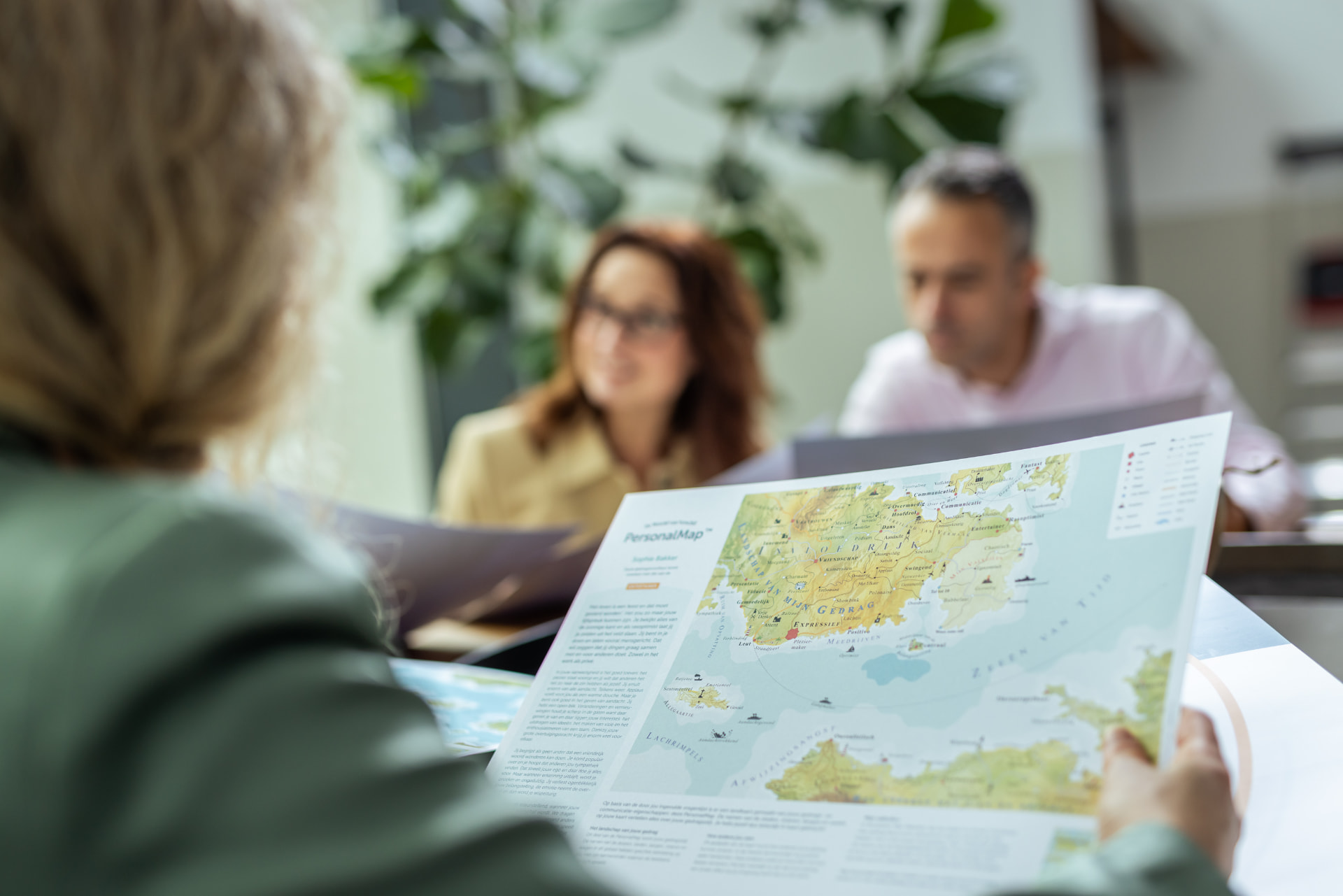 Participants examinant de près une carte Mapstell® individuelle pendant un atelier d'équipe.