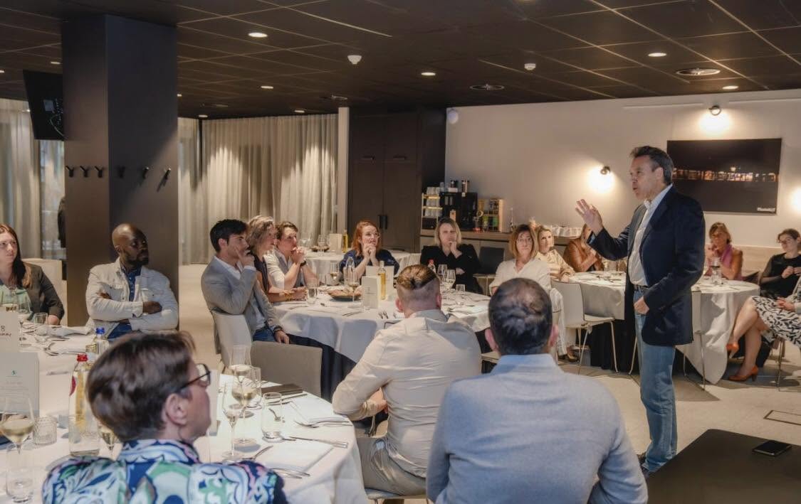 Un intervenant prend la parole devant un groupe attentif pendant un atelier.