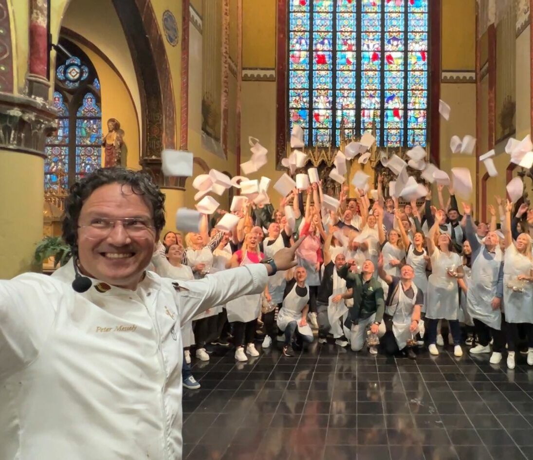 Un grand groupe célèbre la fin d’un atelier chocolat créatif et fédérateur.